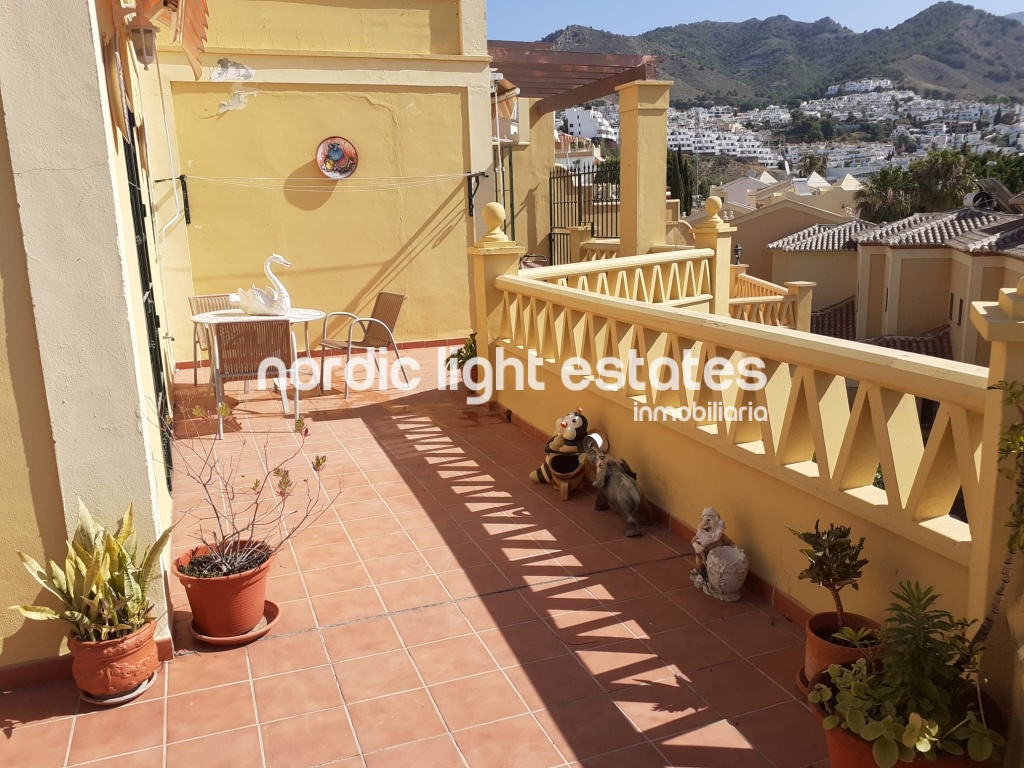 Casa semi adosada con piscina y jardines comunitarios