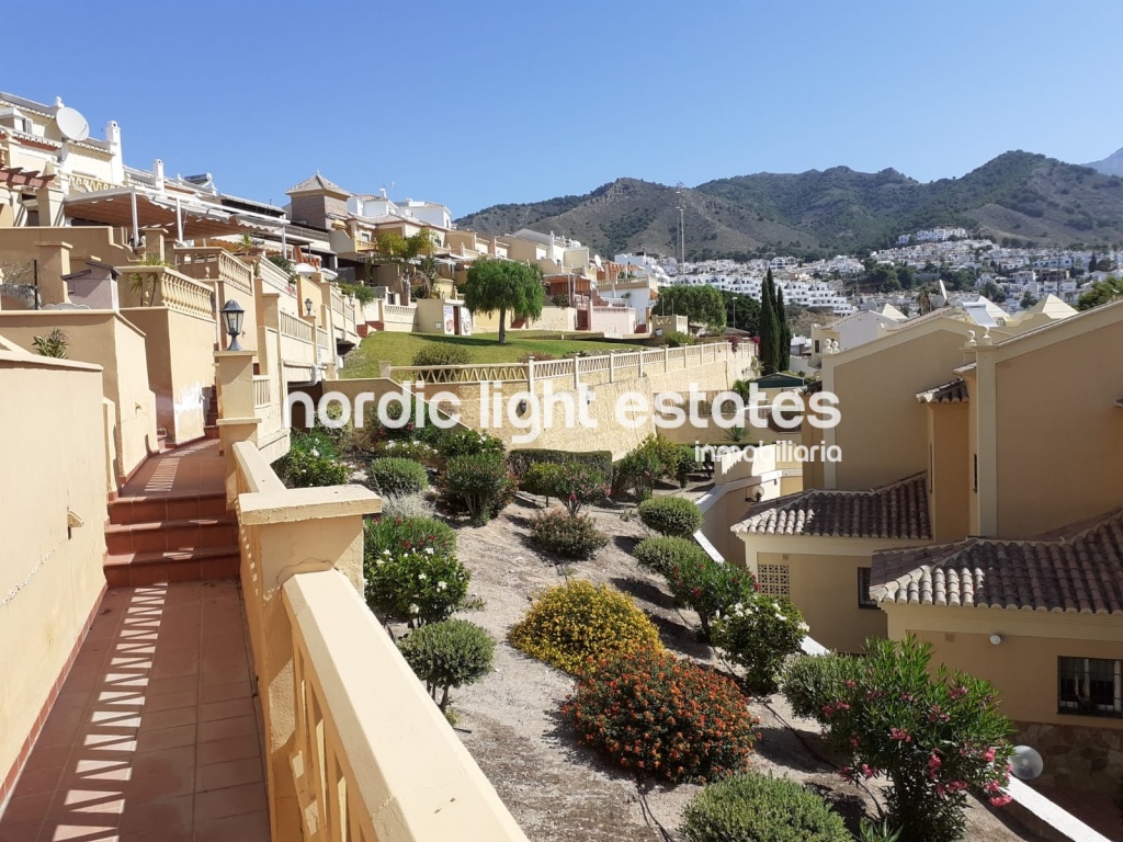 Casa semi adosada con piscina y jardines comunitarios