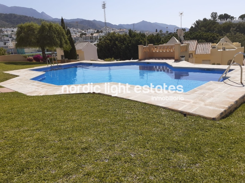 Casa semi adosada con piscina y jardines comunitarios