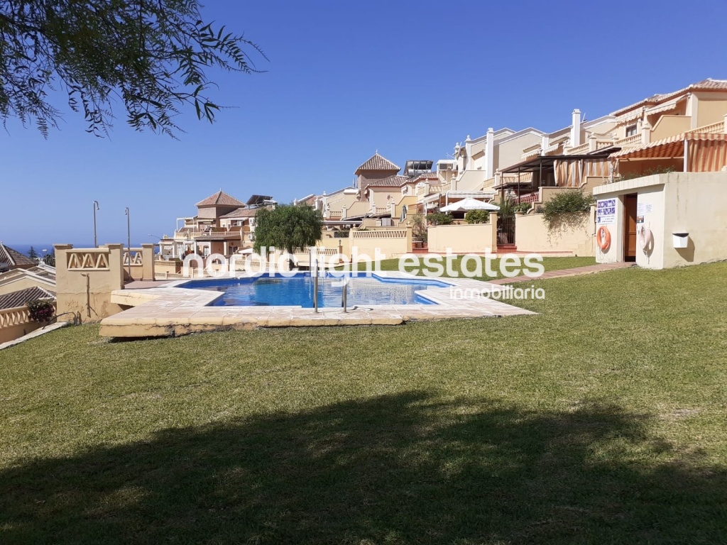 Casa semi adosada con piscina y jardines comunitarios