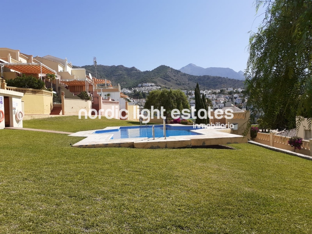 Casa semi adosada con piscina y jardines comunitarios