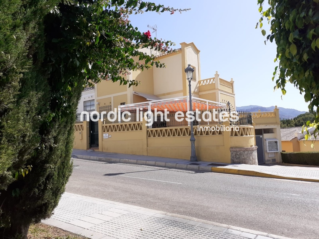 Casa semi adosada con piscina y jardines comunitarios