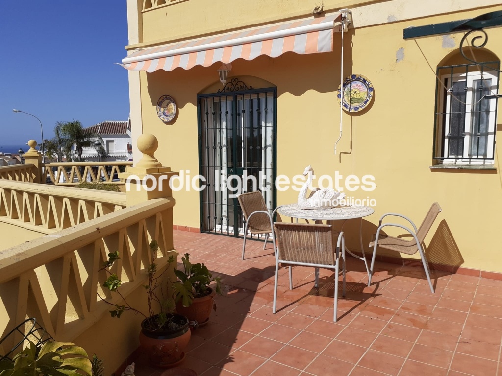 Casa semi adosada con piscina y jardines comunitarios