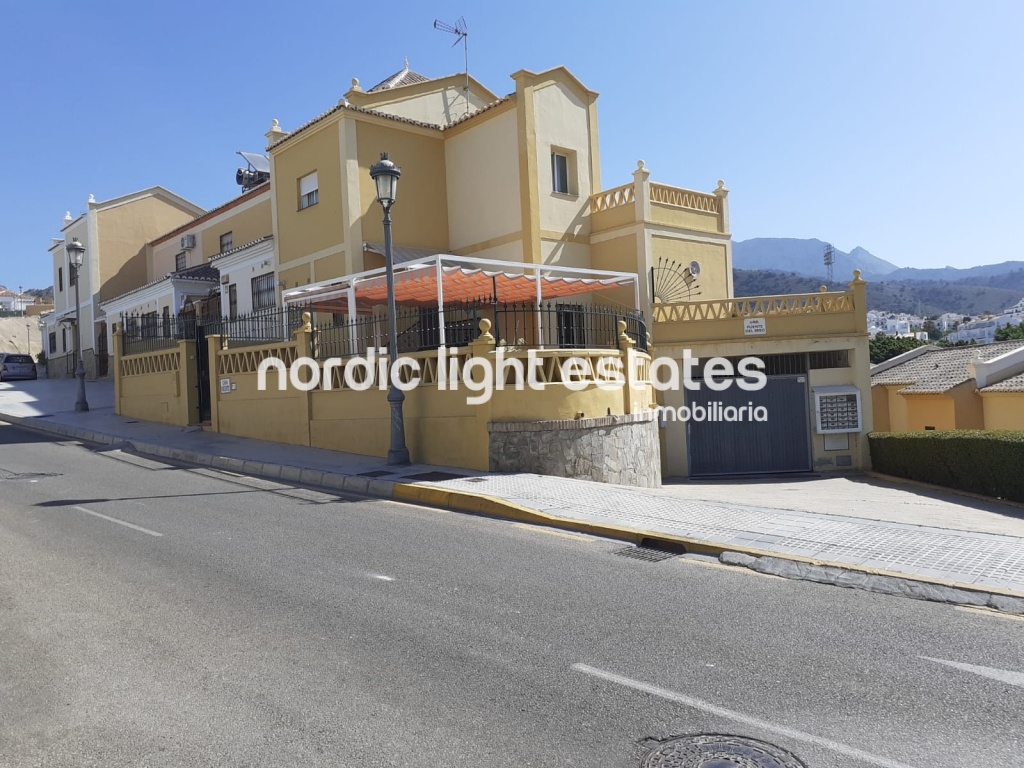 Casa semi adosada con piscina y jardines comunitarios