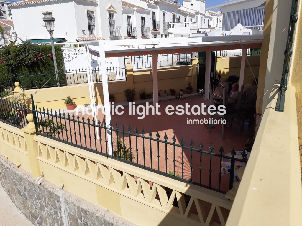 Casa semi adosada con piscina y jardines comunitarios