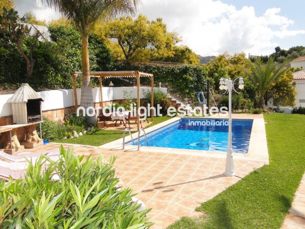 Splendid villa located in Nerja. Wide and bright. Private swimming pool and parking.