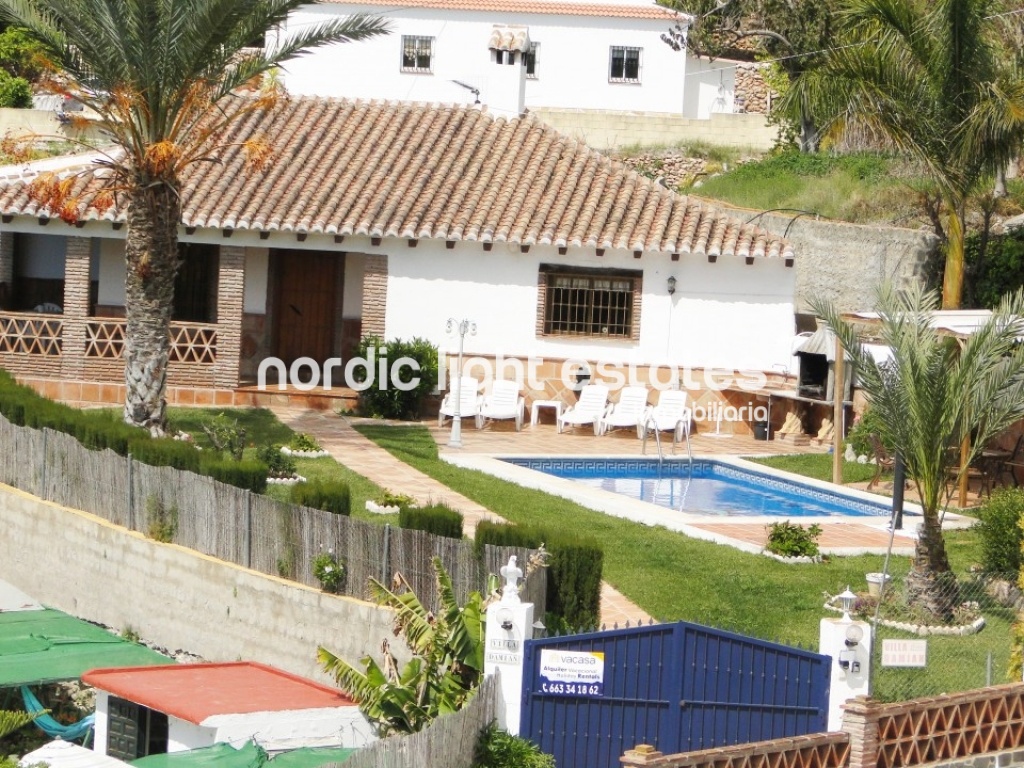 Splendid villa located in Nerja. Wide and bright. Private swimming pool and parking.