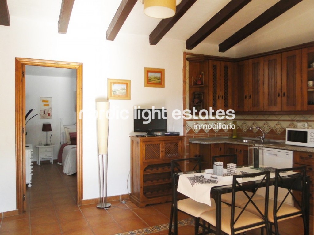 Villa con encanto rural propio de Frigiliana. Amplia y luminosa. Piscina y parking privados. 