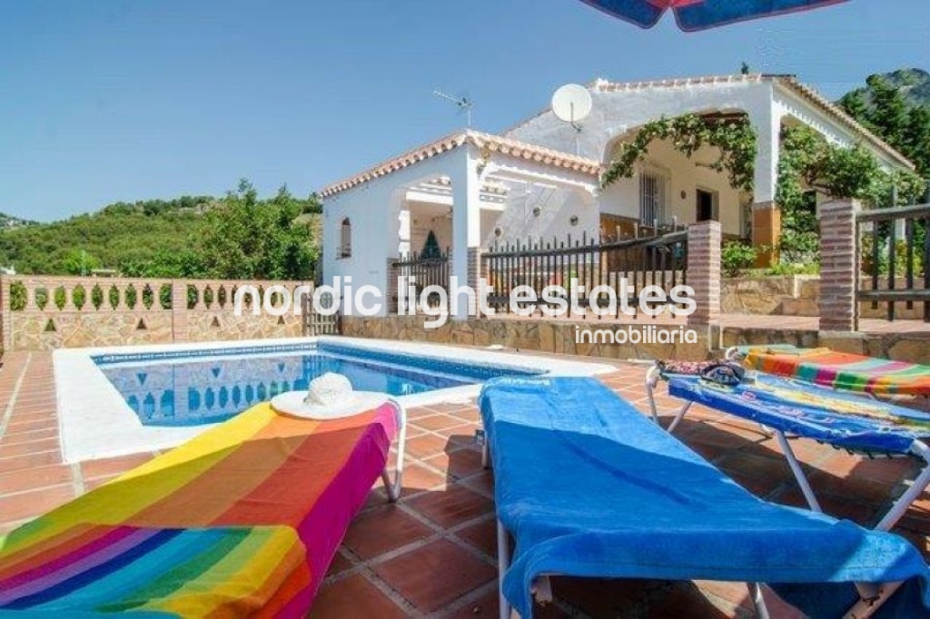 Villa con encanto rural propio de Frigiliana. Amplia y luminosa. Piscina y parking privados. 