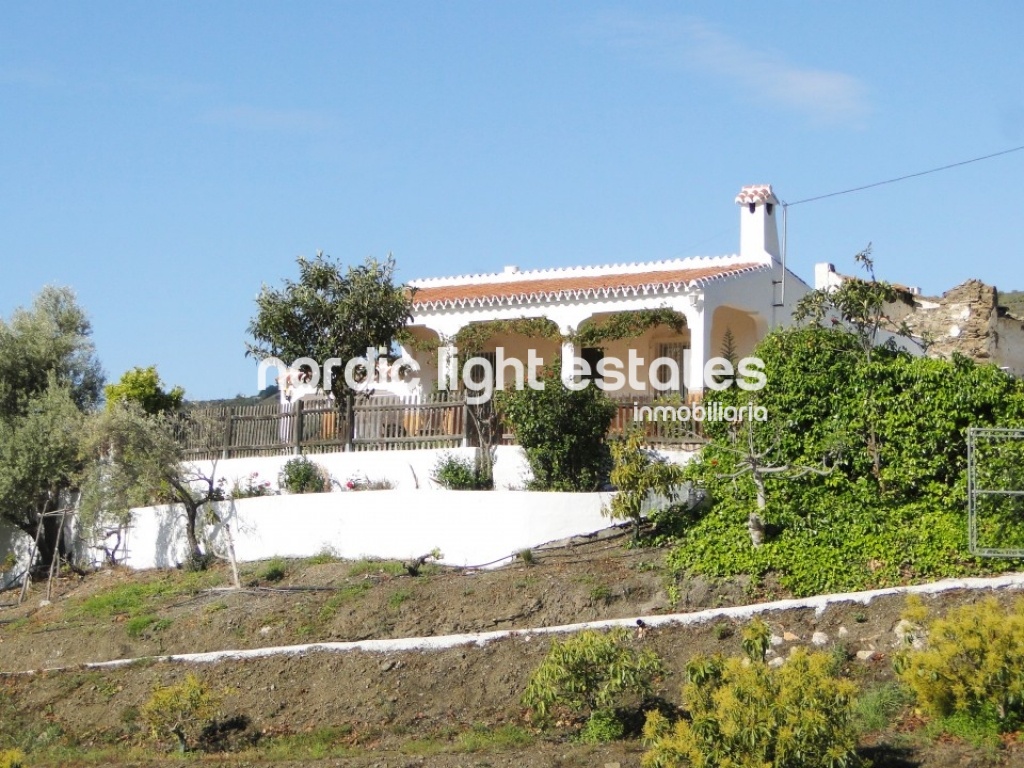 Villa con encanto rural propio de Frigiliana. Amplia y luminosa. Piscina y parking privados. 