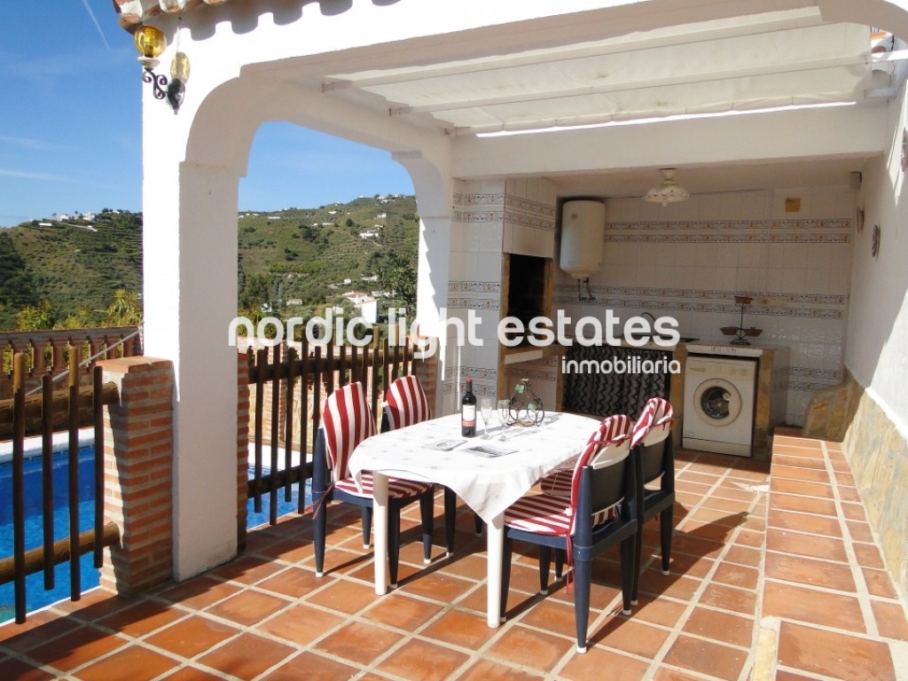 Villa con encanto rural propio de Frigiliana. Amplia y luminosa. Piscina y parking privados. 