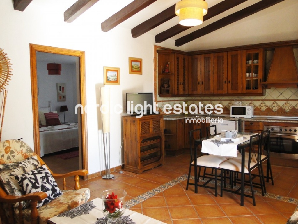 Villa con encanto rural propio de Frigiliana. Amplia y luminosa. Piscina y parking privados. 