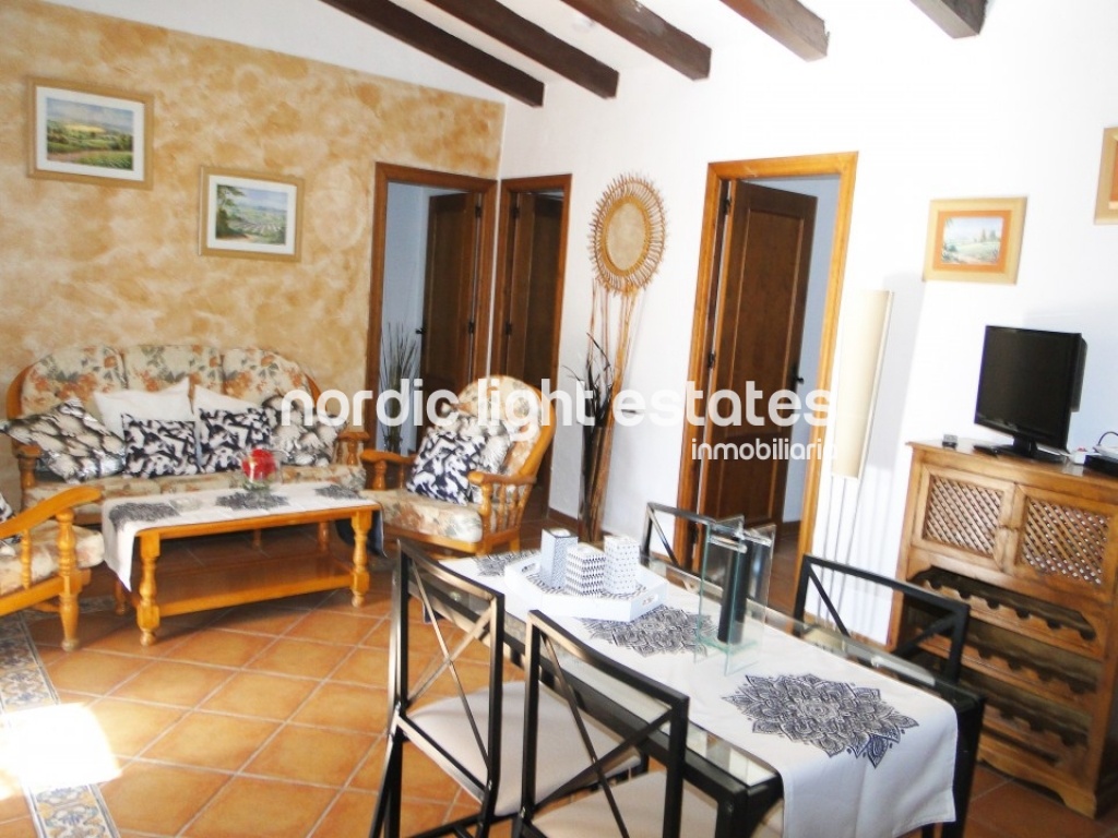 Villa con encanto rural propio de Frigiliana. Amplia y luminosa. Piscina y parking privados. 