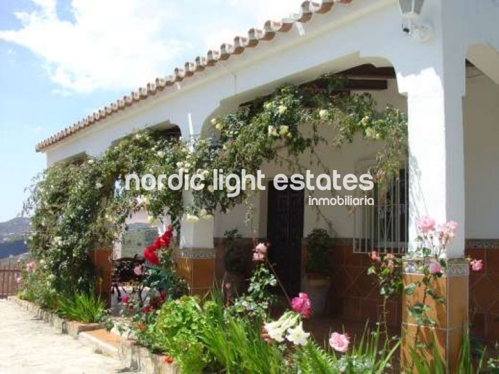 Villa con encanto rural propio de Frigiliana. Amplia y luminosa. Piscina y parking privados. 