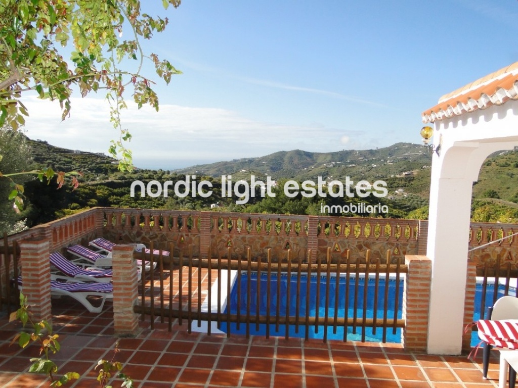 Villa with rural charm typical of Frigiliana. Wide and bright. Private swimming pool and parking.