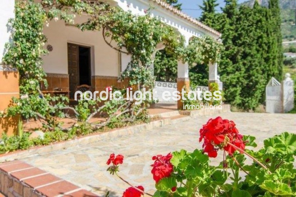 Villa con encanto rural propio de Frigiliana. Amplia y luminosa. Piscina y parking privados. 