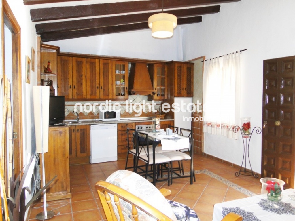 Villa con encanto rural propio de Frigiliana. Amplia y luminosa. Piscina y parking privados. 