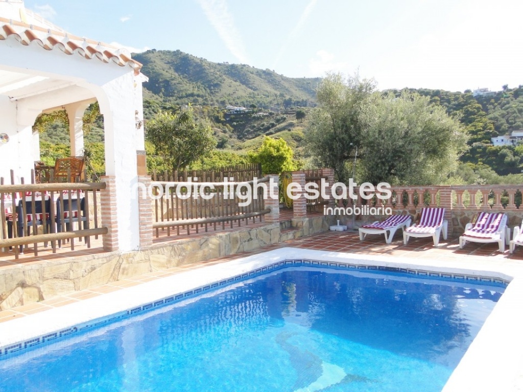 Villa con encanto rural propio de Frigiliana. Amplia y luminosa. Piscina y parking privados. 