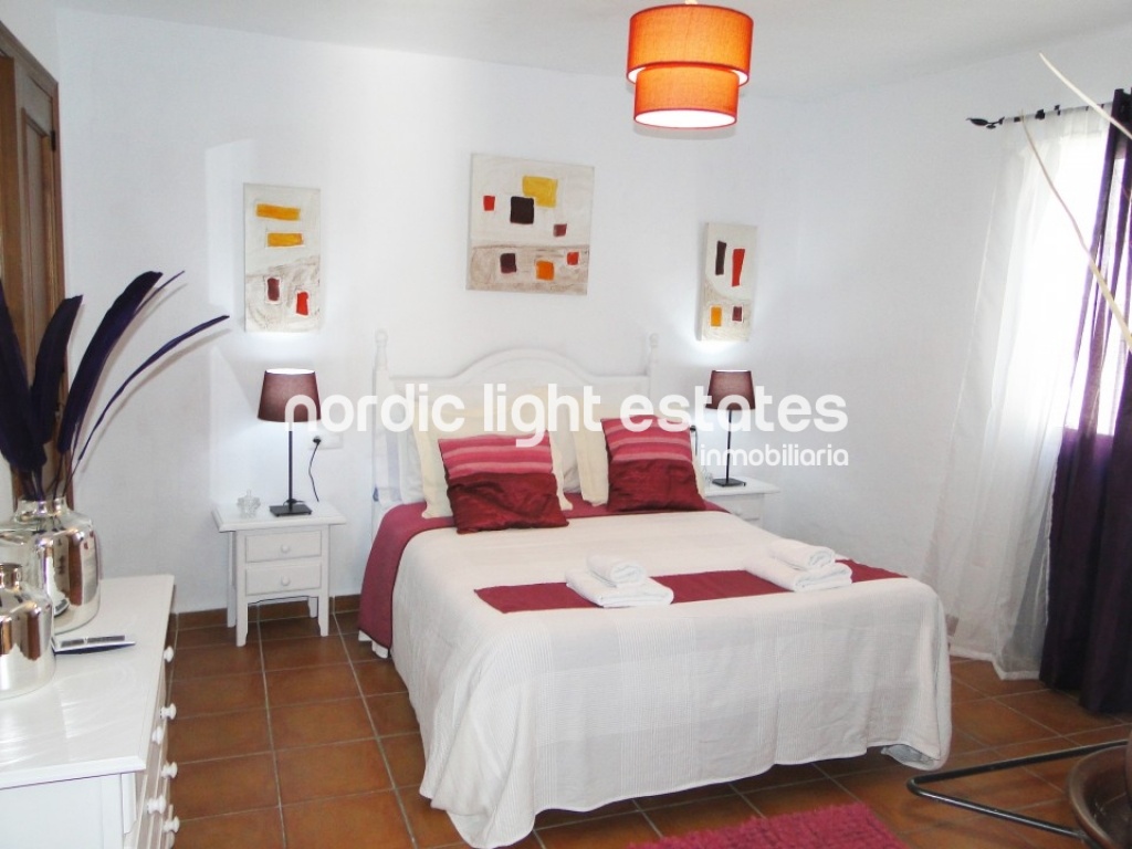 Villa with rural charm typical of Frigiliana. Wide and bright. Private swimming pool and parking.