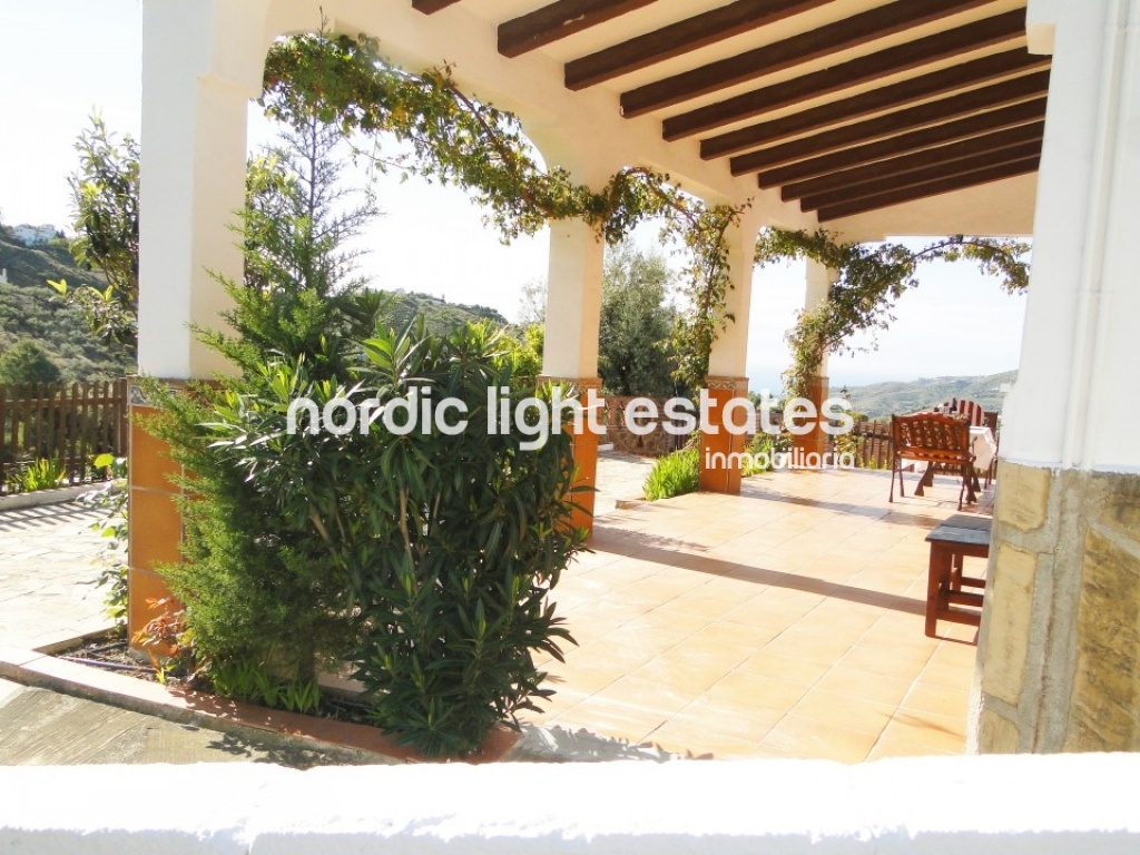 Villa with rural charm typical of Frigiliana. Wide and bright. Private swimming pool and parking.