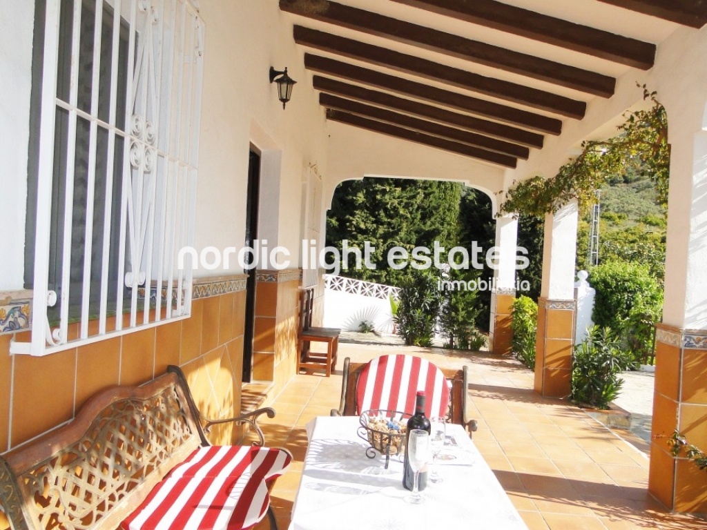 Villa with rural charm typical of Frigiliana. Wide and bright. Private swimming pool and parking.