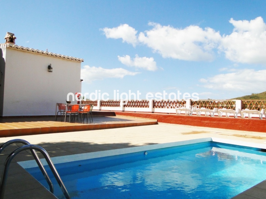 Maravillosa villa perteneciente a la localidad de Torrox. Orientación al sur. Piscina y parking privados.