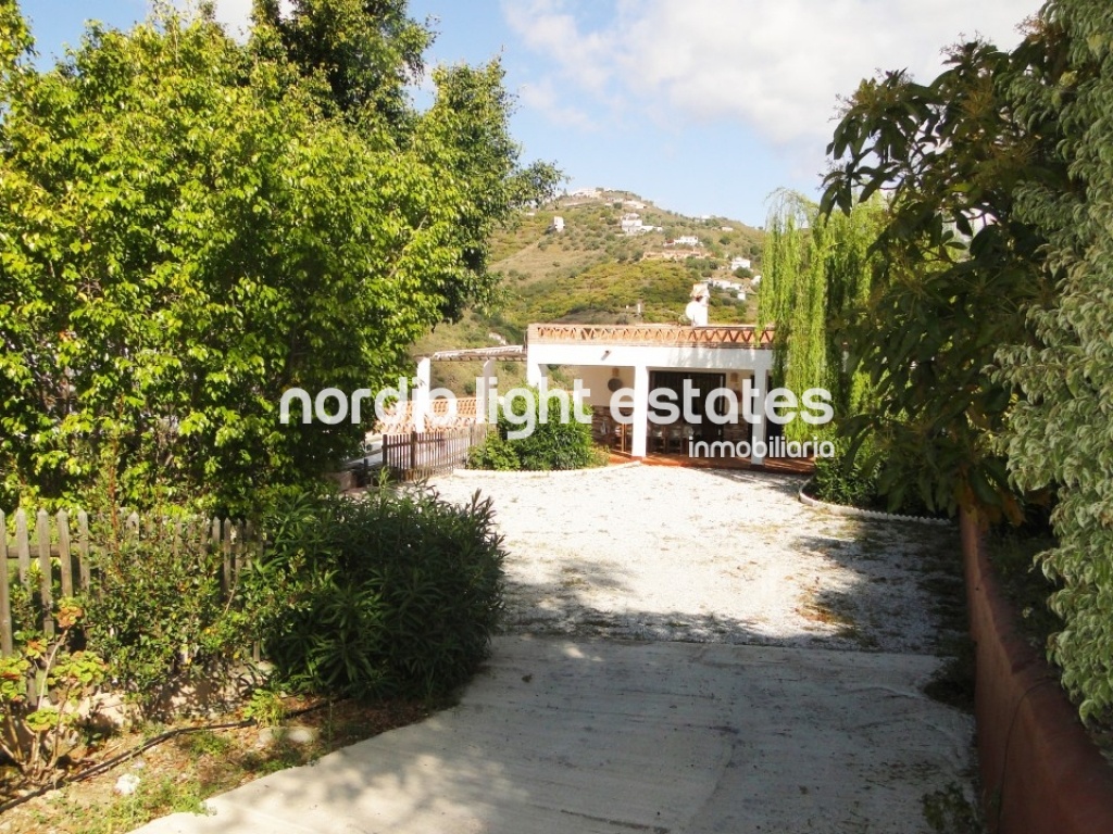 Wonderful villa belonging to the town of Torrox. Orientation to the south. Private swimming pool and parking.