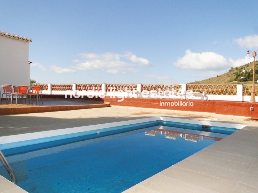 Maravillosa villa perteneciente a la localidad de Torrox. Orientación al sur. Piscina y parking privados.