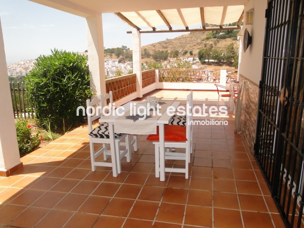 Wonderful villa belonging to the town of Torrox. Orientation to the south. Private swimming pool and parking.