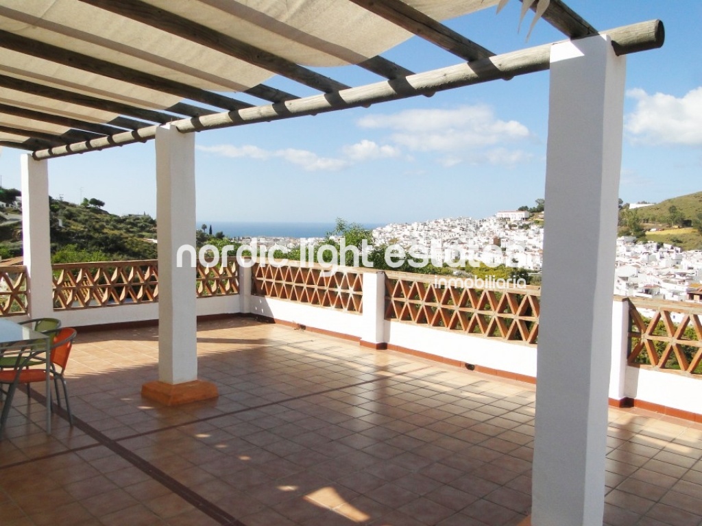 Maravillosa villa perteneciente a la localidad de Torrox. Orientación al sur. Piscina y parking privados.