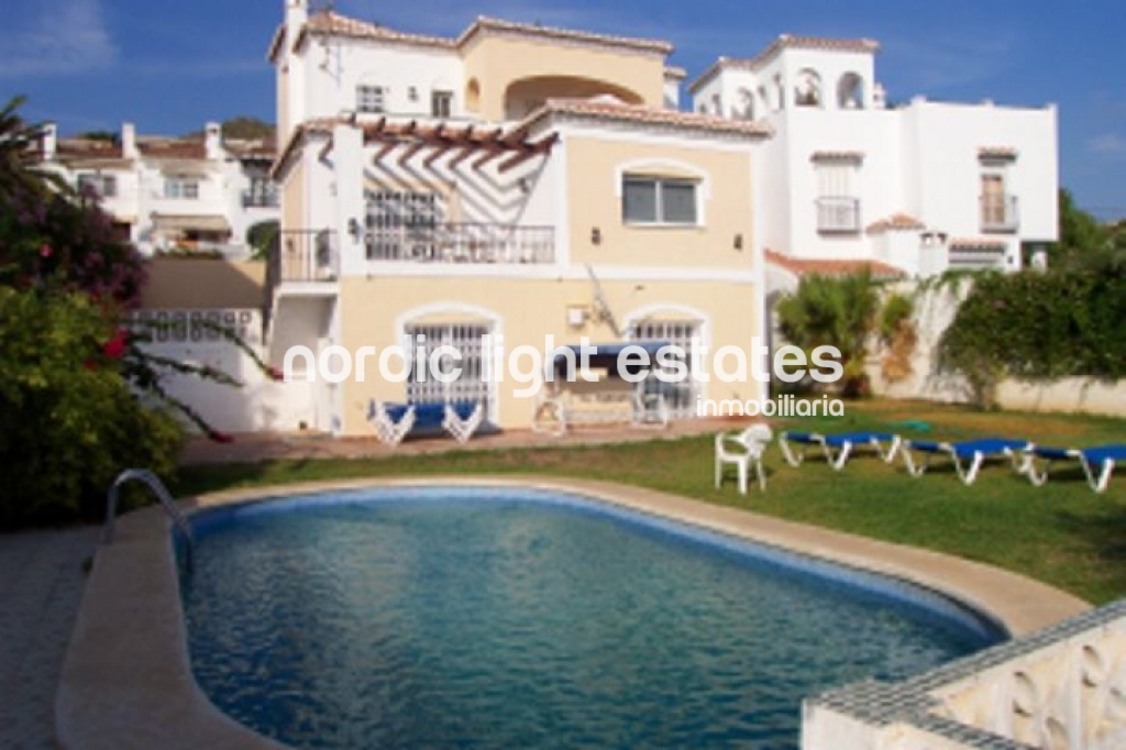 Excellent villa located in Nerja. Next to the centre and the beach. Private swimming pool and parking.