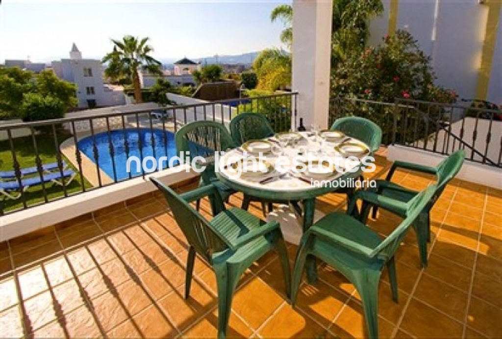 Excelente villa situada en Nerja. Próxima al centro y a la playa. Piscina y parking privados. 