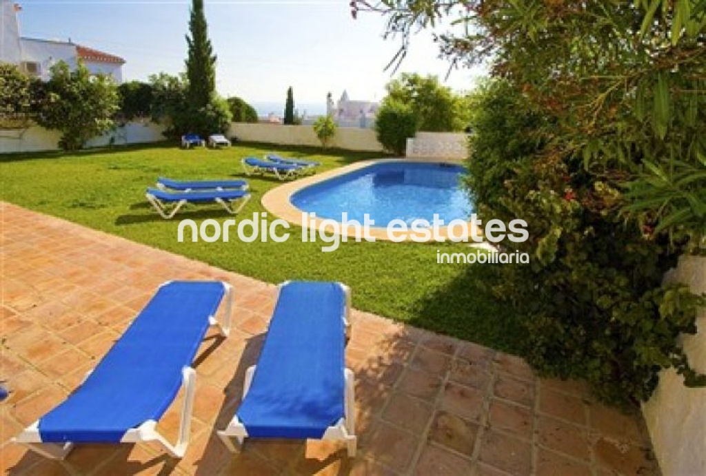 Excellent villa located in Nerja. Next to the centre and the beach. Private swimming pool and parking.