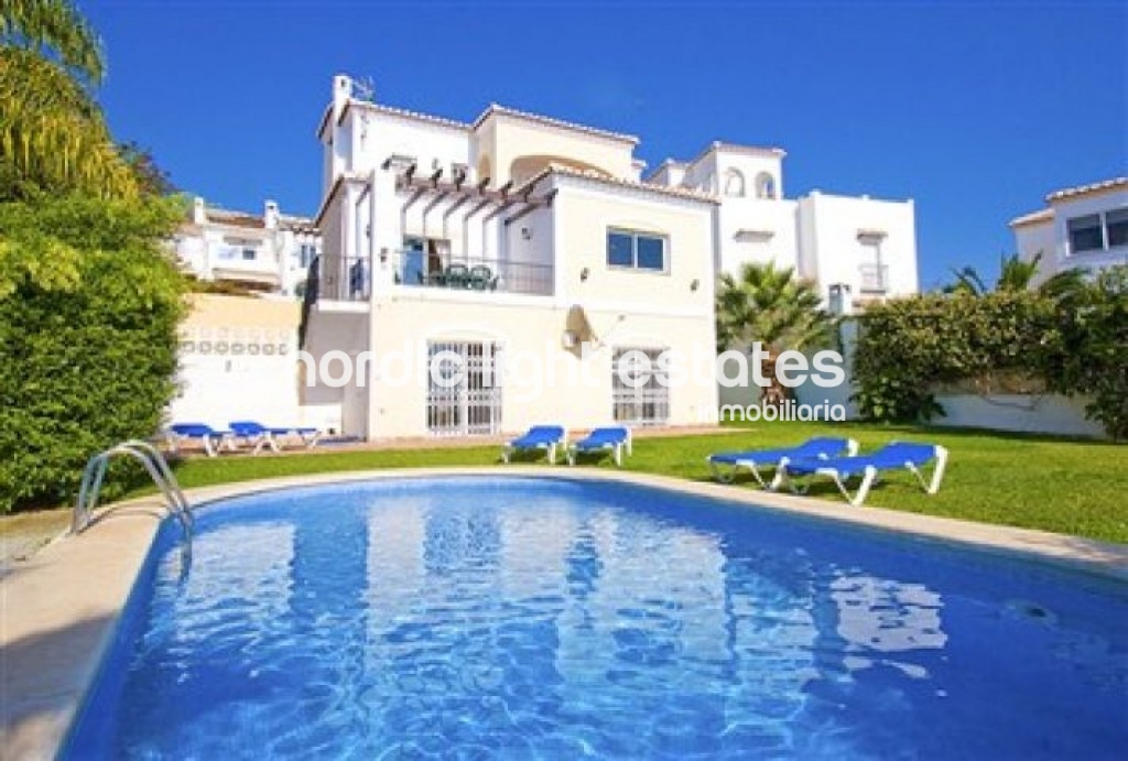 Excelente villa situada en Nerja. Próxima al centro y a la playa. Piscina y parking privados. 