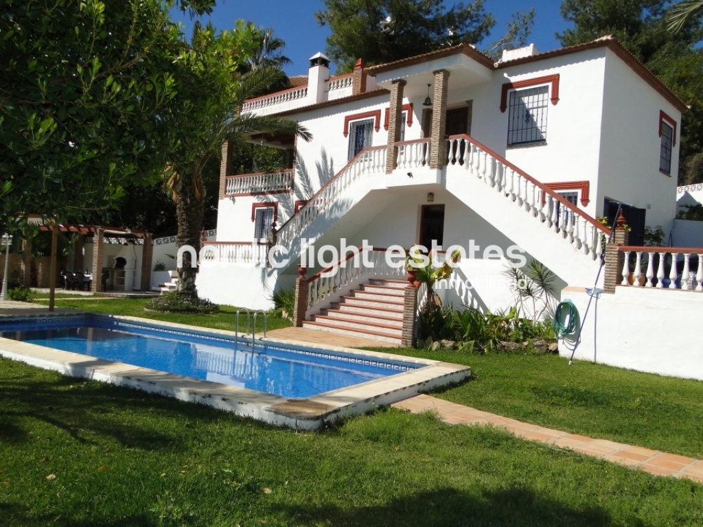 Espléndida villa situada en Nerja. Piscina privada.