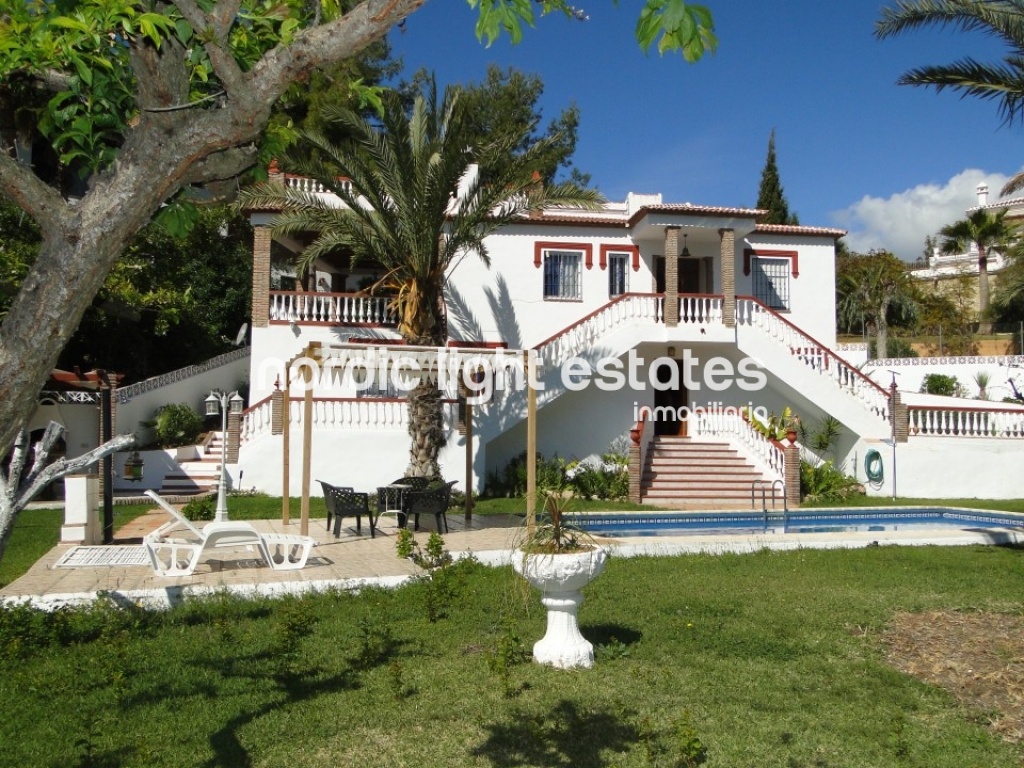 Espléndida villa situada en Nerja. Piscina privada.