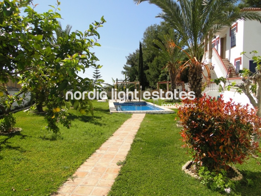 Espléndida villa situada en Nerja. Piscina privada.