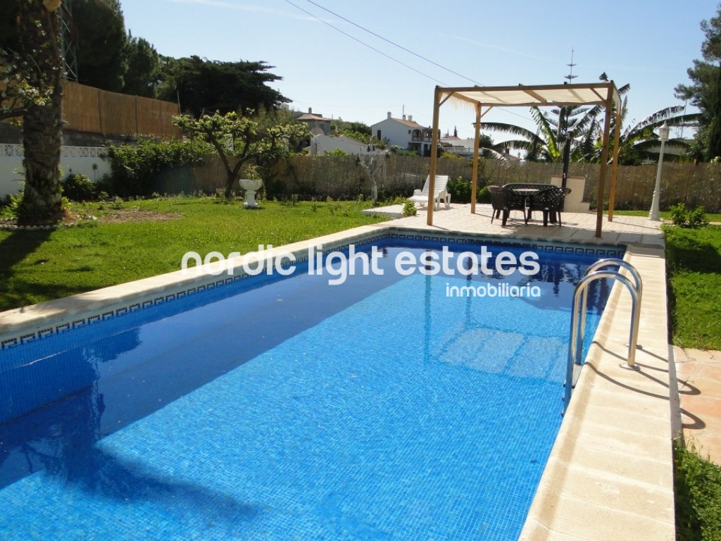 Espléndida villa situada en Nerja. Piscina privada.