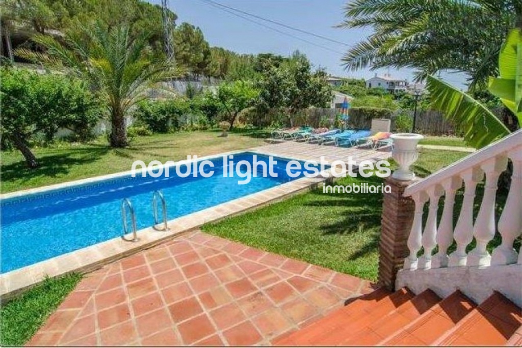 Espléndida villa situada en Nerja. Piscina privada.