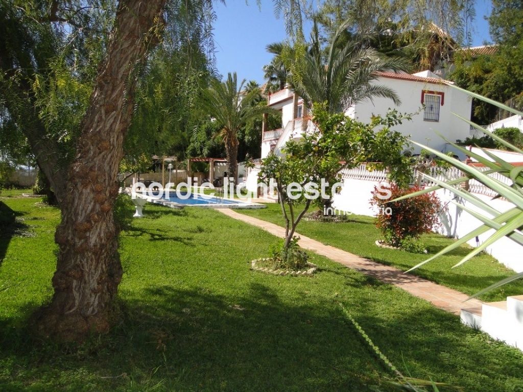 Espléndida villa situada en Nerja. Piscina privada.