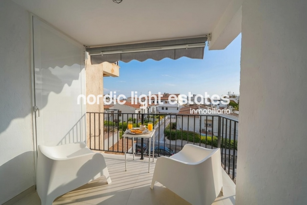 Bright apartment in Nerja near Burriana beach. South facing.