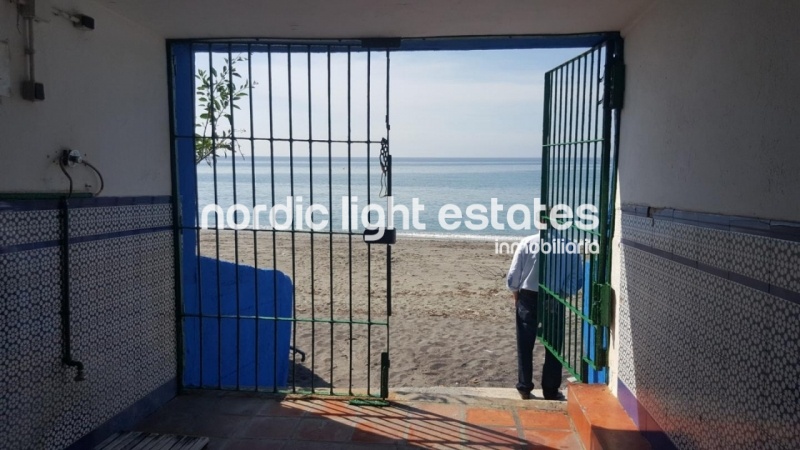 Beach front studio with private parking