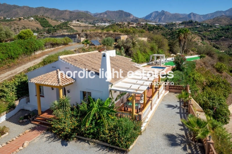 Alquiler de invierno 2025/26. Villa muy privada con piscina y jardines en Frigiliana