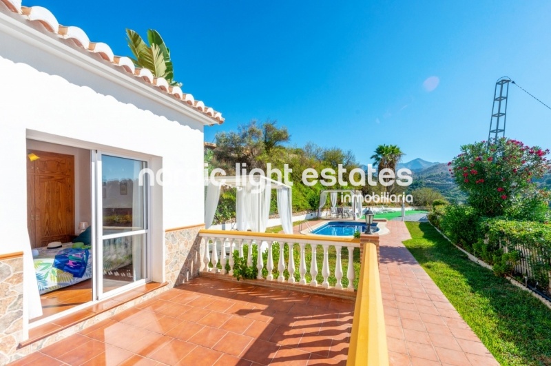 Alquiler de invierno 2025/26. Villa muy privada con piscina y jardines en Frigiliana