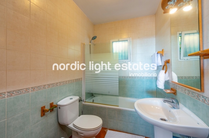 Alquiler de invierno 2025/26. Villa muy privada con piscina y jardines en Frigiliana