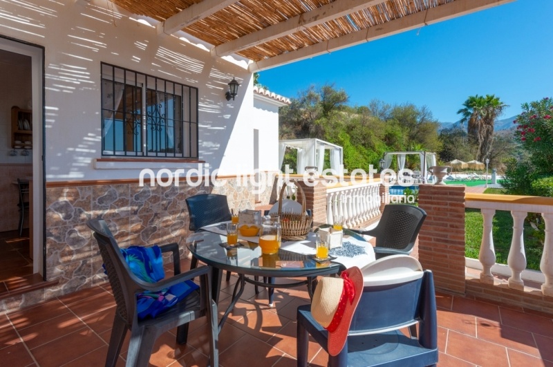 Alquiler de invierno 2025/26. Villa muy privada con piscina y jardines en Frigiliana