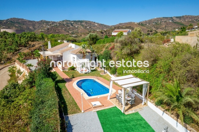 Alquiler de invierno 2025/26. Villa muy privada con piscina y jardines en Frigiliana