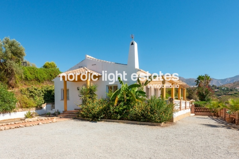 Alquiler de invierno 2025/26. Villa muy privada con piscina y jardines en Frigiliana