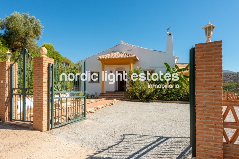 Alquiler de invierno 2025/26. Villa muy privada con piscina y jardines en Frigiliana