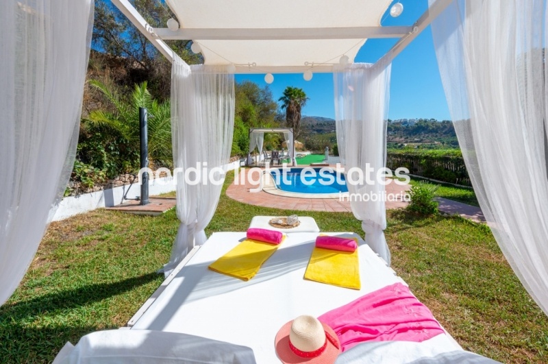 Alquiler de invierno 2025/26. Villa muy privada con piscina y jardines en Frigiliana